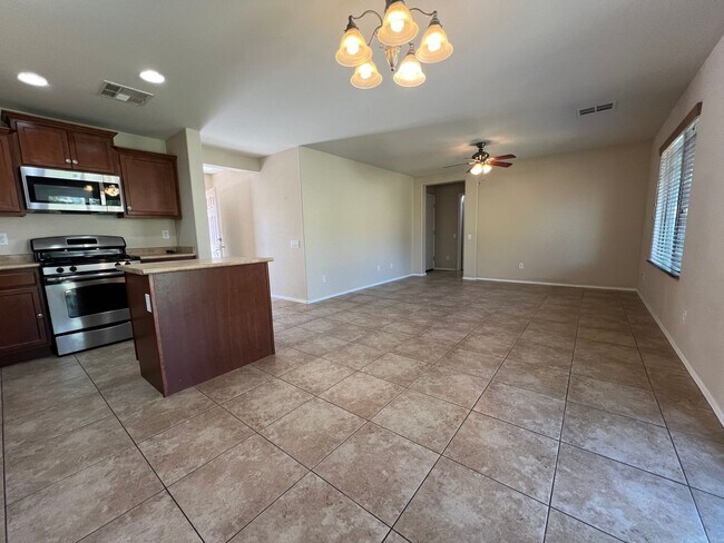 Building Photo - Ray & Signal Butte 4 Bedroom + loft/den