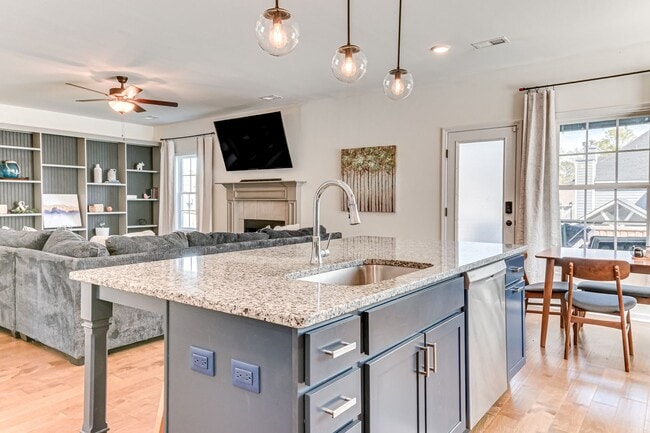 Building Photo - Two Story home in Quaker Knoll! Ready now !