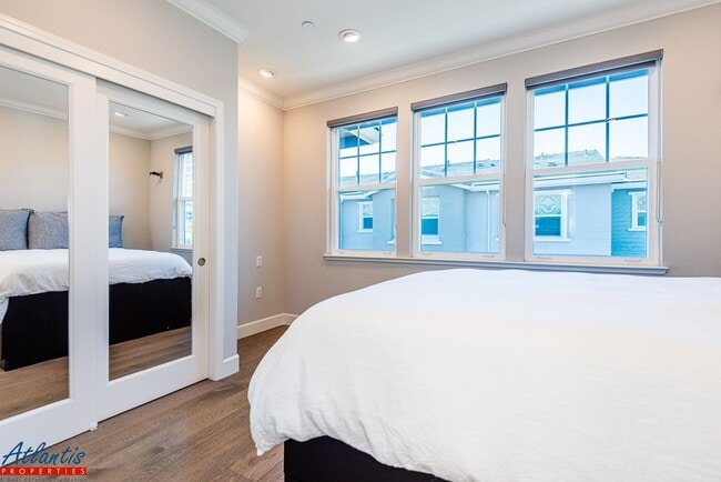 Building Photo - Gorgeous Condo | Premium Materials