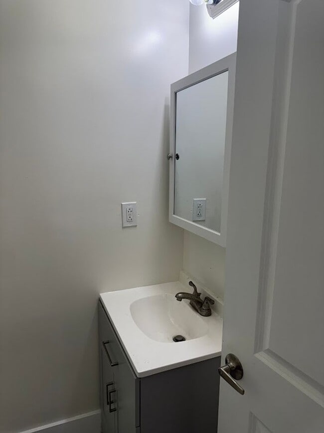 Building Photo - Great 1st Floor Duplex in Squirrel Hill! Available NOW!