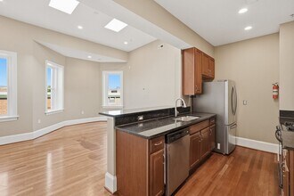 Building Photo - Columbia Heights Penthouse Condo | 1 Bed | 1 Bath | 600 Sf