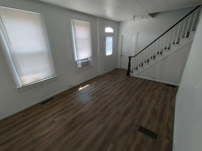 Building Photo - 621 E 24th St