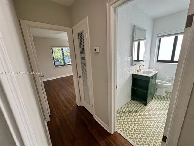 Building Photo - 2210 SW 25th St