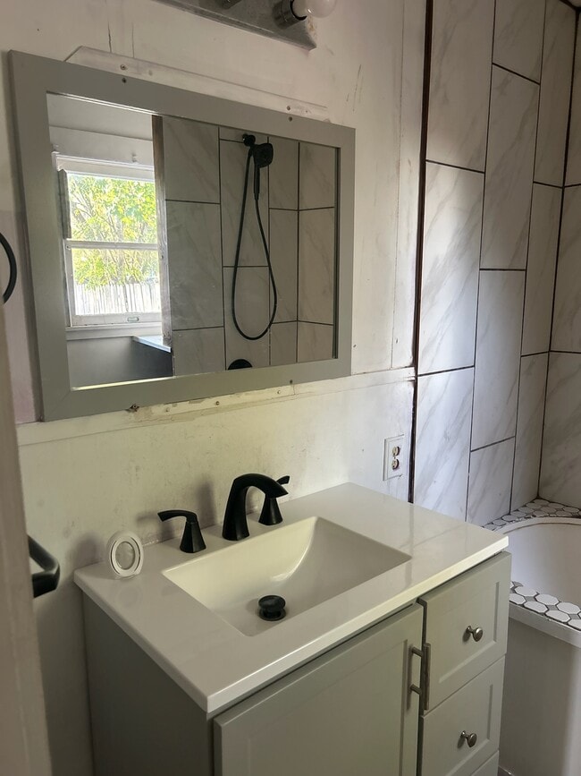 Building Photo - 206 Dallas St