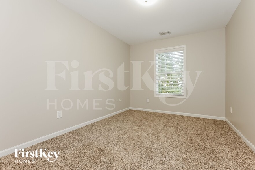 Building Photo - 22 E Newnan Rd