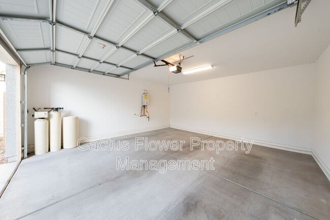 Building Photo - 2851 S Central Dr
