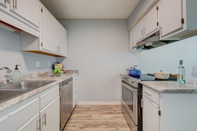 Building Photo - 617 Varsity Dr