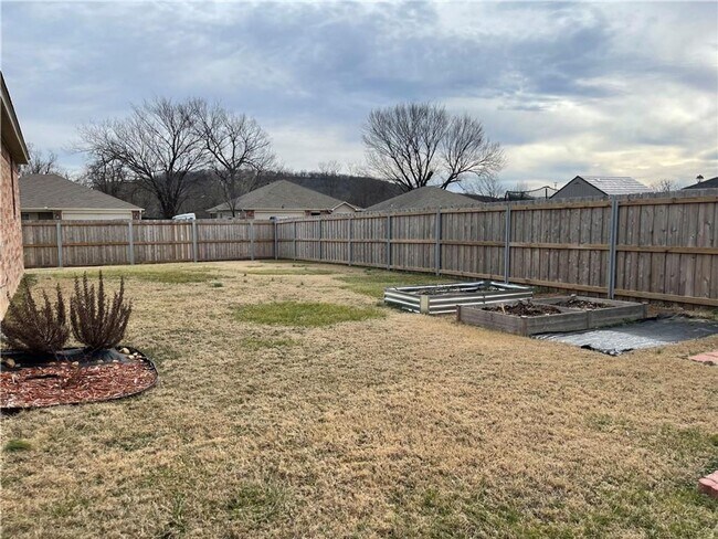 Building Photo - Spacious 3-Bedroom Springdale Home with Fenced Yard