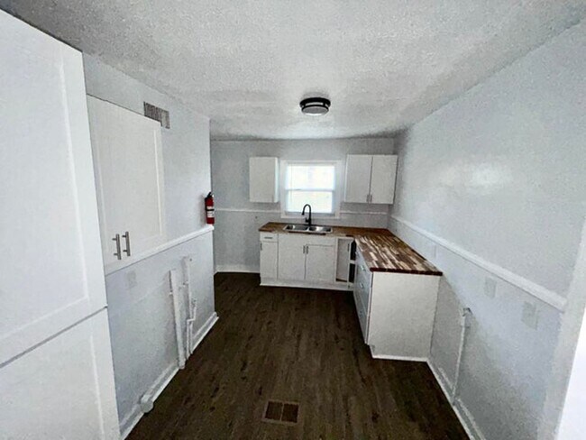 Building Photo - 1058 Combs St