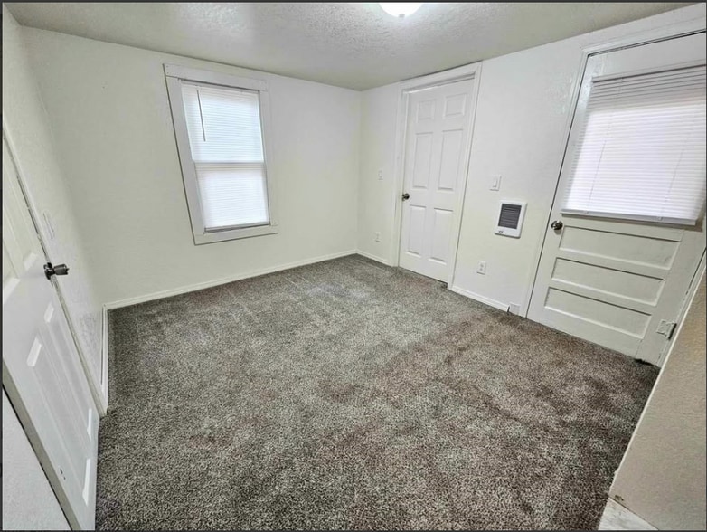 Building Photo - 424 E Velma Ave