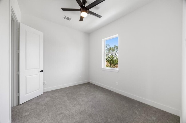 Building Photo - 947 Green Meadow Ln