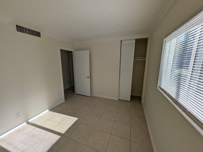Building Photo - 817 Lighthouse Dr