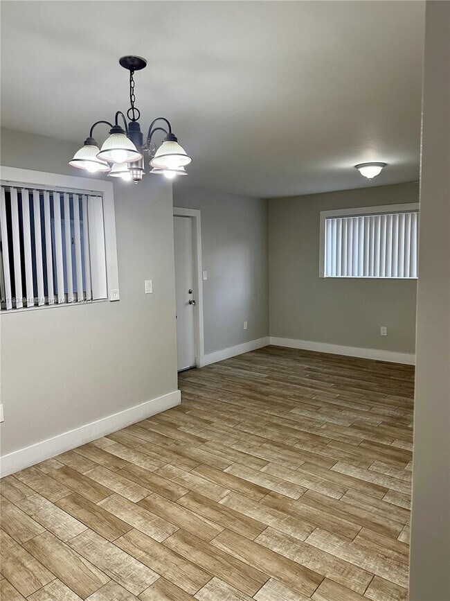 Building Photo - 2565 W 56th St