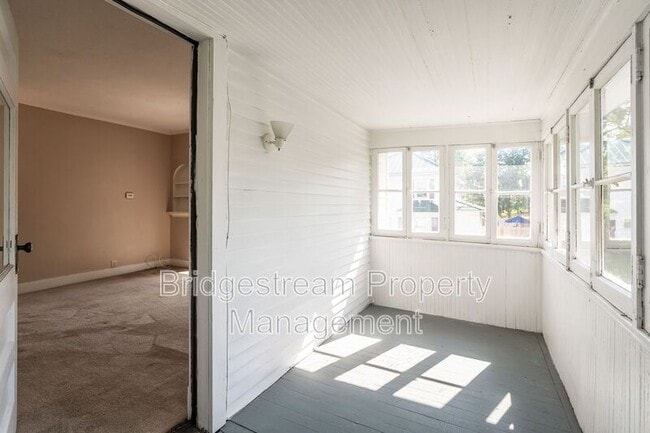 Building Photo - 1104 Huffman Ave
