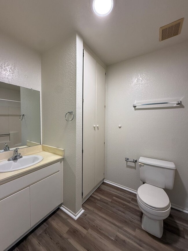 Building Photo - Quail Meadows Upstairs Condo with Easy Access to 101 Frwy/VSFB