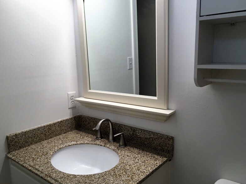 Building Photo - 3015 Yorktown Cir