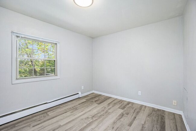 Building Photo - Newly Remodeled 2bed 1 bath duplex in West...