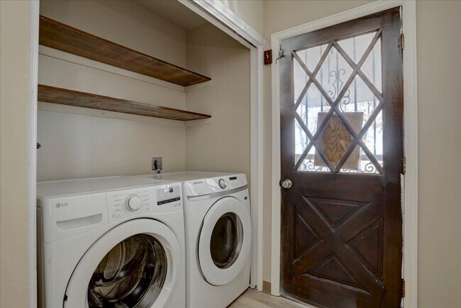 Building Photo - 3 Bedroom 3 Bathroom Home on a 1 Acre Lot