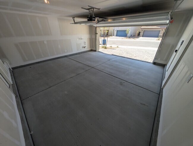 Building Photo - 5658 Mesa Sedona St