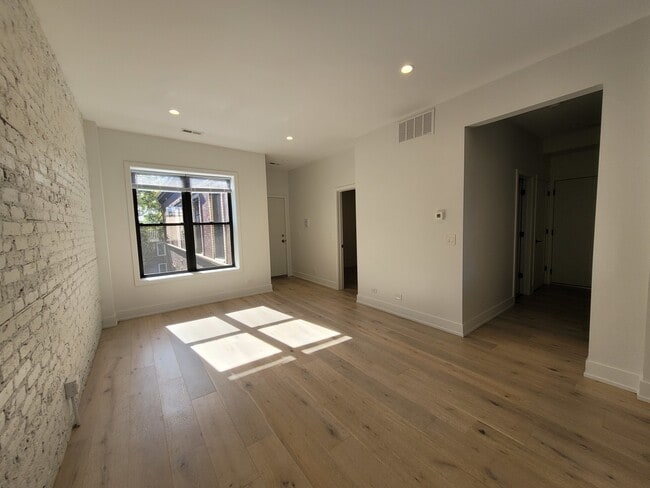 Building Photo - 1334 W Bryn Mawr Ave