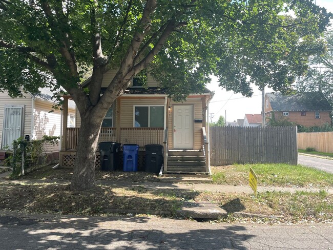 Building Photo - 2 Bed -1 Bath - Single Family Home, Recent...