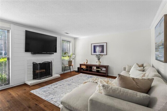 Building Photo - 1028 Riverbend Club Dr SE