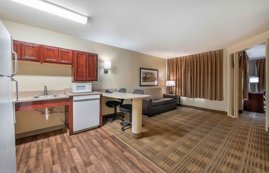Building Photo - Furnished Studio-Indianapolis - Northwest - I-465
