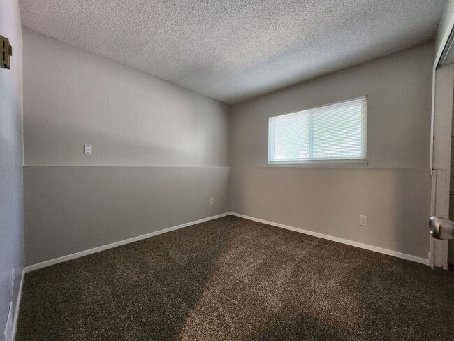 Building Photo - 2922 Straus Ln