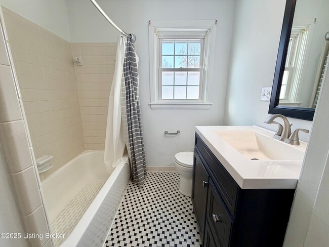 Building Photo - 628 Harris Pl