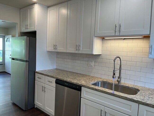 Building Photo - 209 W Maple Ave
