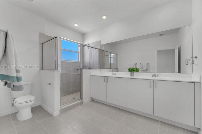 Building Photo - 2425 SE 28th Dr