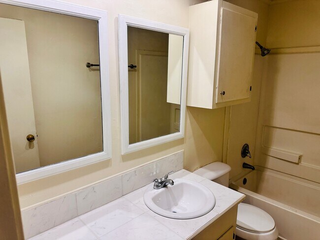 Building Photo - 3145 Woodview Dr