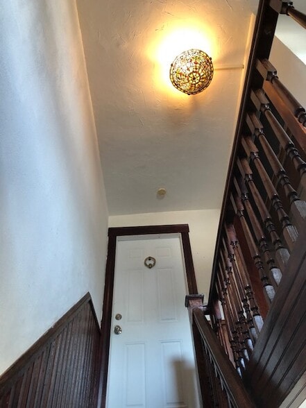 Building Photo - 93 1/2 Lake St