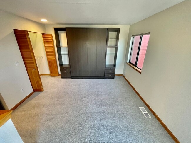 Building Photo - Top-Floor Riverfront Living with Broadway Bridge Views | 2 Bed + 2 Bath + Parking