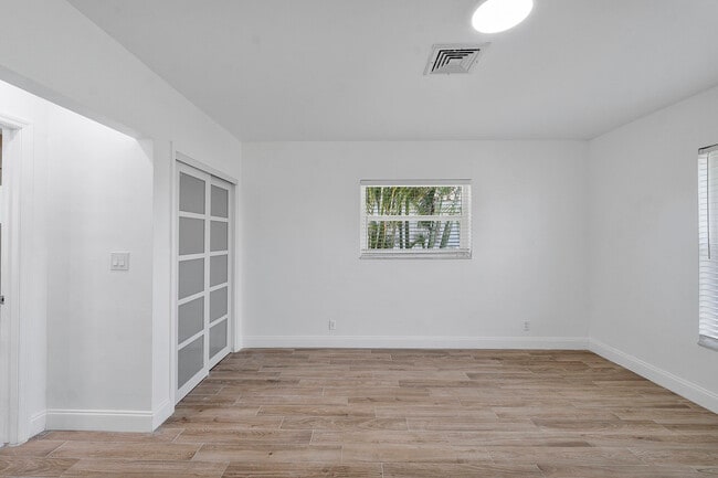 Building Photo - 400 SW 9th Ave