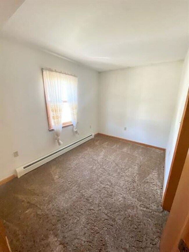 Building Photo - 5 Bedroom Home in Essex Junction!