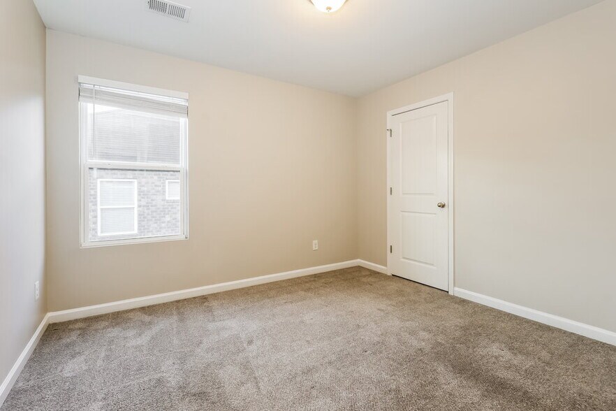 Building Photo - 705 Armitage Way