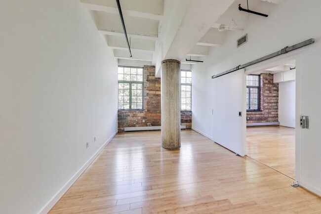 Building Photo - Amazing 2+2 in Logan Cirlce, NW DC
