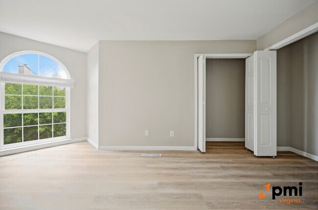 Building Photo - 2 Bed 2.5 Bath renovated townhome Virginia Beach