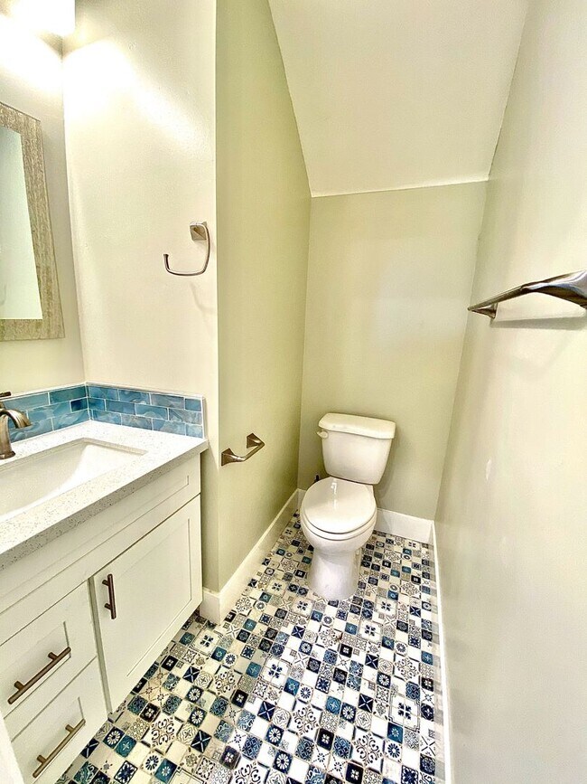 Building Photo - First Month Rent: FREE (with approved lease terms)