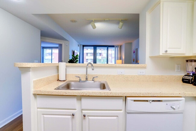 Building Photo - 901 N Pollard St