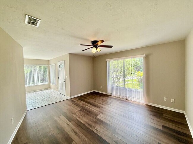 Building Photo - Cute 3/2 Home in Deltona!