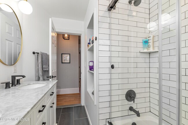 Building Photo - 384 Sairs Ave