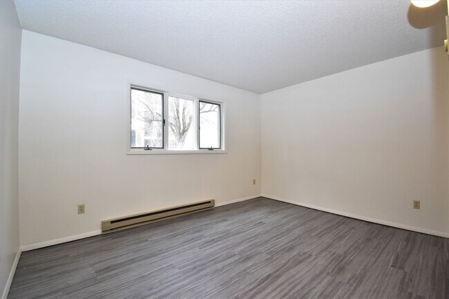 Building Photo - 2BR/1Ba, close to 7th Street, food truck c...
