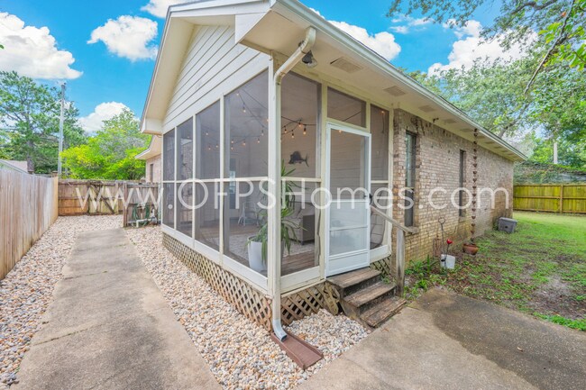 Building Photo - 3/2 in Destin!! AVAILABLE JULY 1