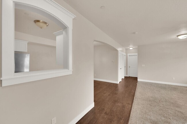 Building Photo - 1823 N Crest Rd