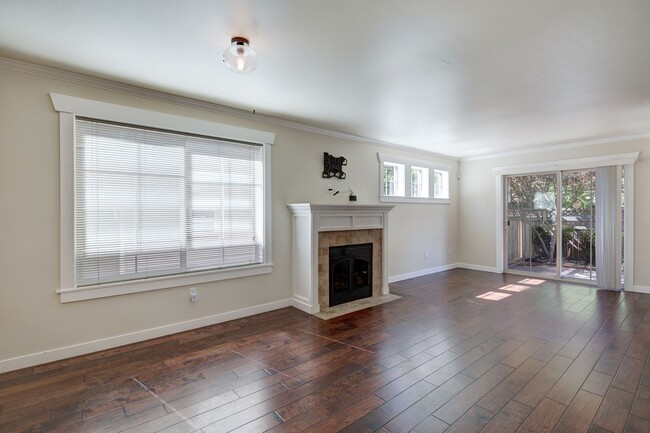 Building Photo - Charming Seattle Townhome with Garage Available Now! A/C included!