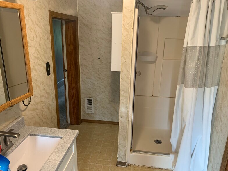 Building Photo - 256 E 5th St