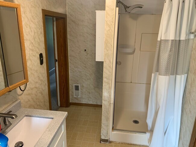 Building Photo - 256 E 5th St