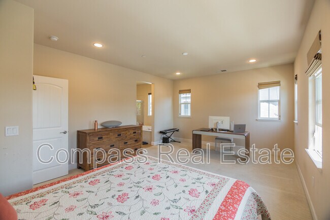 Building Photo - 5539 Southcrest Way